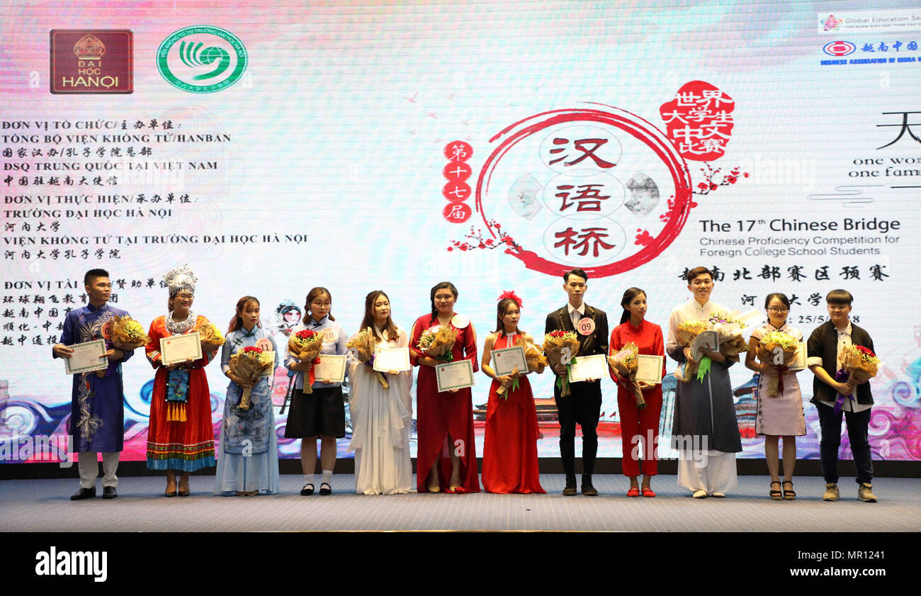 Hanoi, Vietnam. 25 mai, 2018. Les gagnants recevront leur prix après le tour de qualification de la 17e 'Chinese Bridge' qui s'est tenue à Hanoï, au Vietnam, le 25 mai 2018. Hanoi University en collaboration avec l'ambassade de Chine au Vietnam le 25 mai a organisé le tour de qualification de la 17e 'Bridge' chinois - le chinois - concours annuel pour les étudiants des universités et des collègues dans le nord des provinces et des villes. Credit : Yan Jianhua/Xinhua/Alamy Live News Banque D'Images