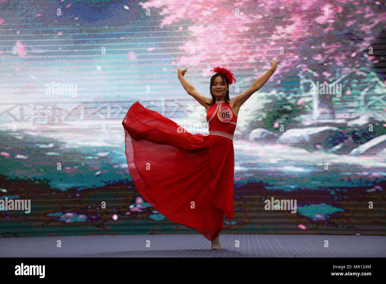 Hanoi, Vietnam. 25 mai, 2018. Un concurrent exécute au cours de la ronde de qualification de la 17e de la "Chinese Bridge' qui s'est tenue à Hanoï, au Vietnam, le 25 mai 2018. Hanoi University en collaboration avec l'ambassade de Chine au Vietnam le 25 mai a organisé le tour de qualification de la 17e 'Bridge' chinois - le chinois - concours annuel pour les étudiants des universités et des collègues dans le nord des provinces et des villes. Credit : Yan Jianhua/Xinhua/Alamy Live News Banque D'Images