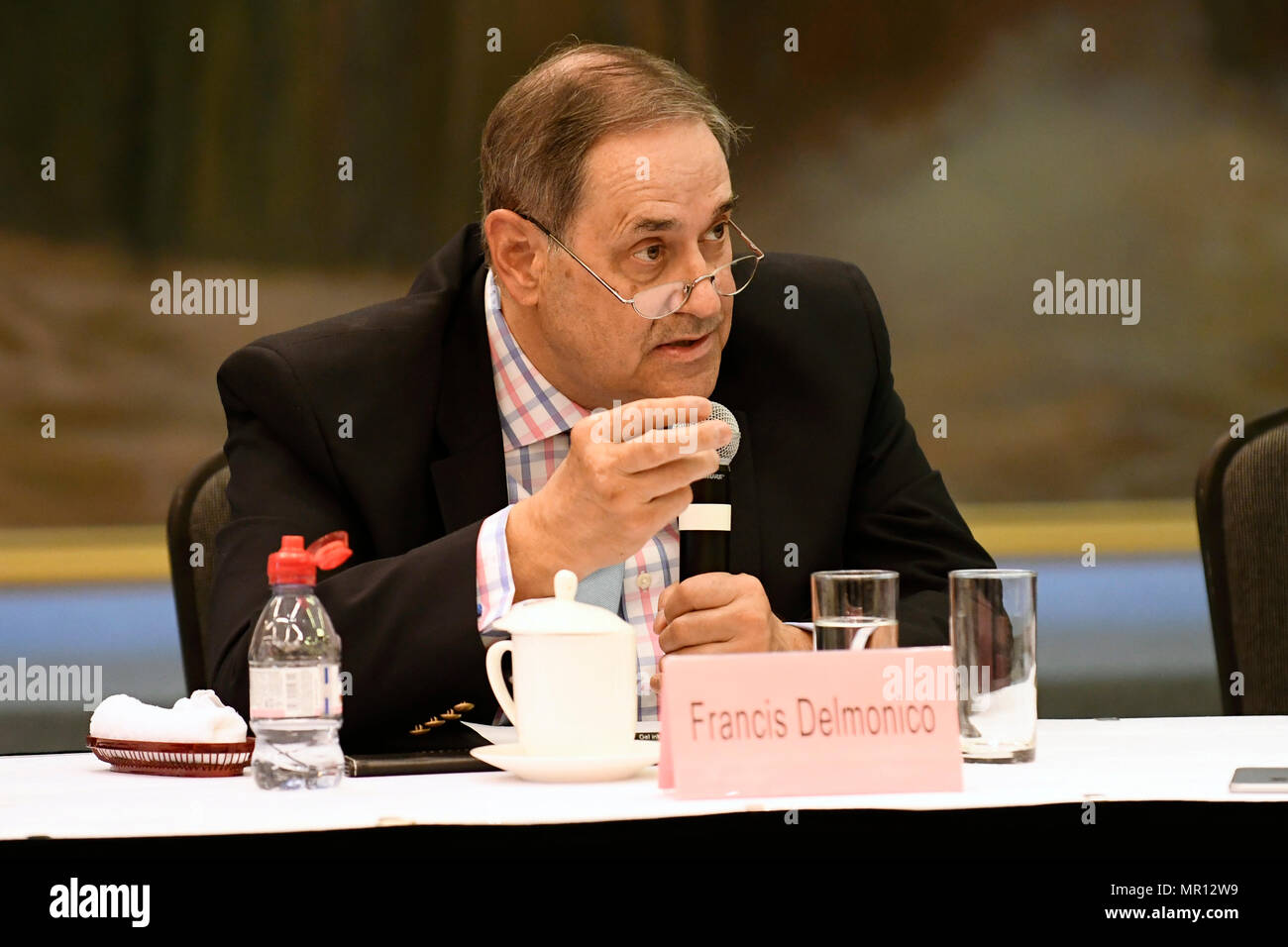 Genève, Suisse. 25 mai, 2018. Francis Delmonico, un expert de l'Université de Harvard à la transplantation d'organes, prend la parole lors d'une conférence de presse à Genève, Suisse, le 25 mai 2018. La réforme de la Chine a introduit les experts et les réalisations dans le don et la transplantation de pairs à l'échelle internationale, les délégations et les médias ici jeudi, et a réfuté les allégations de collecte d'organes vivants dans le pays. Crédit : Alain Grosclaude/Xinhua/Alamy Live News Banque D'Images