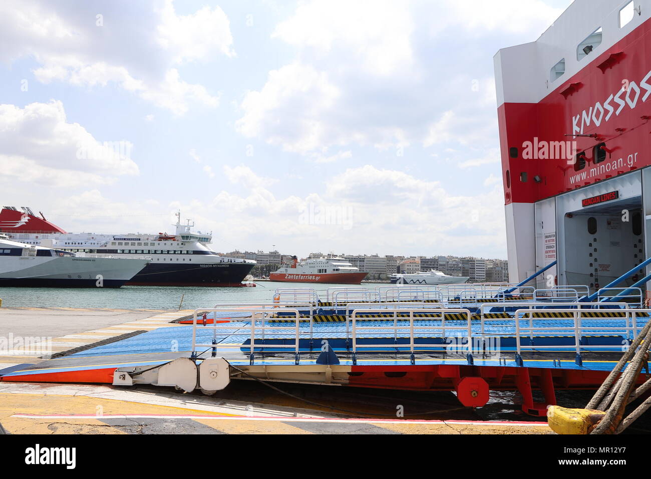 Port du Pirée. 25 mai, 2018. Photo prise le 25 mai 2018 montre les navires marchands et partent au port du Pirée, Grèce. La marine grecque demeure un chef de file mondial en 2018, le contrôle de 20 pour cent de la flotte mondiale en tonnes de port en lourd (tpl), selon le rapport annuel 2017-2018 de l'Union des armateurs grecs publié le Jeudi. Crédit : Chris Kissadjekian/Xinhua/Alamy Live News Banque D'Images