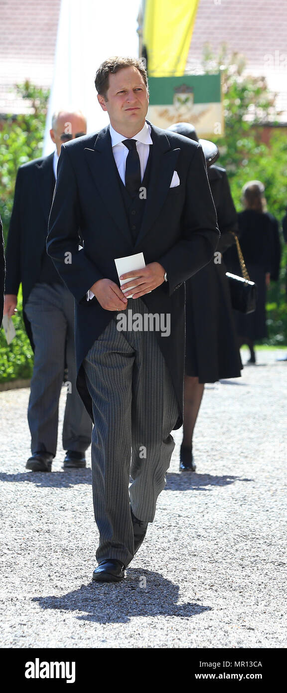 25 mai 2018, l'Allemagne, l'Altshausen : le prince Georg Friedrich de Prusse sur son chemin vers l'église pour les funérailles. Photo : Karl-Josef Opim/dpa dpa : Crédit photo alliance/Alamy Live News Banque D'Images