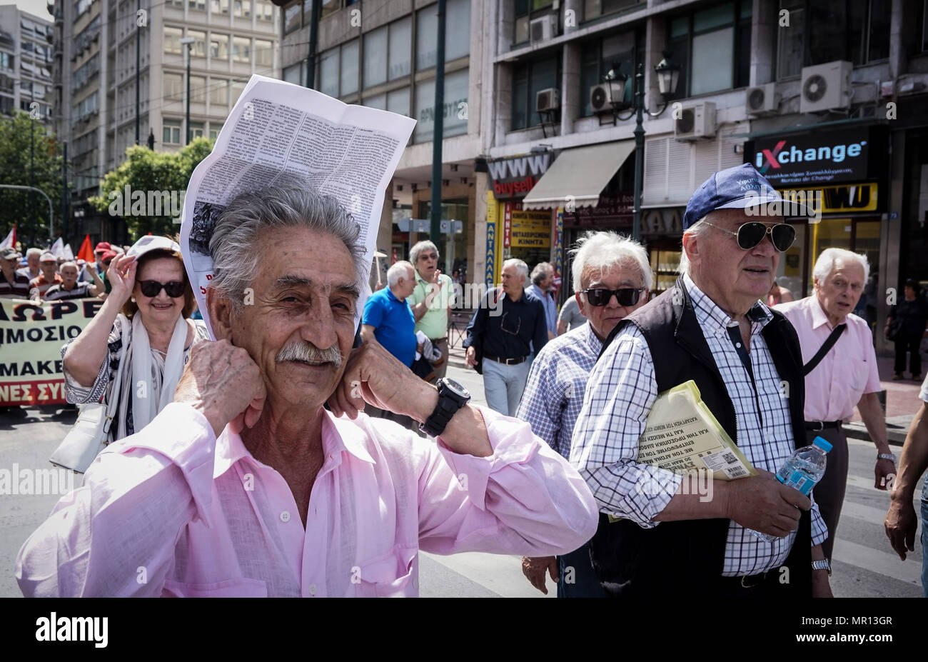 Mars vu manifestant dans la rue lors de la manifestation. Protestation des retraités à l'extérieur du ministère de la santé à Athènes qu'ils exigent pour fin de coupures et de santé gratuits pour tous les retraités. Banque D'Images