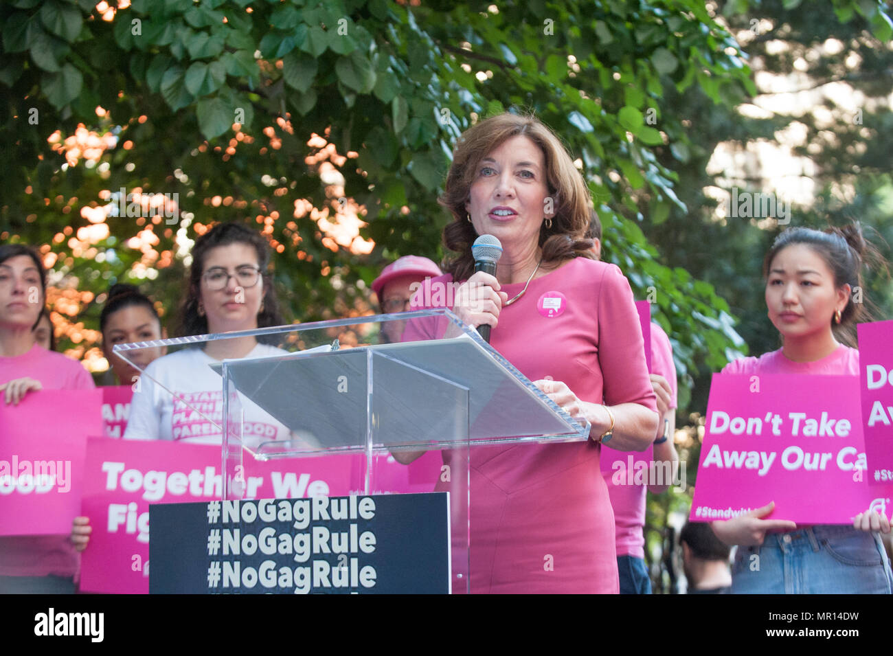 Lieutenant-gouverneur de New York Kathy Hochul parle à titre X (titre 10) Rallye du bâillon à New York, organisé par la planification familiale de la ville de New York le 24 mai 2018, la réaction du Président du Trump essayer de Medicaid et l'interdiction du financement fédéral pour les fournisseurs de soins médicaux qui fournissent de l'information médicale, juridique complet aux patients qui souhaitent ou qui ont besoin de services d'avortement. Banque D'Images