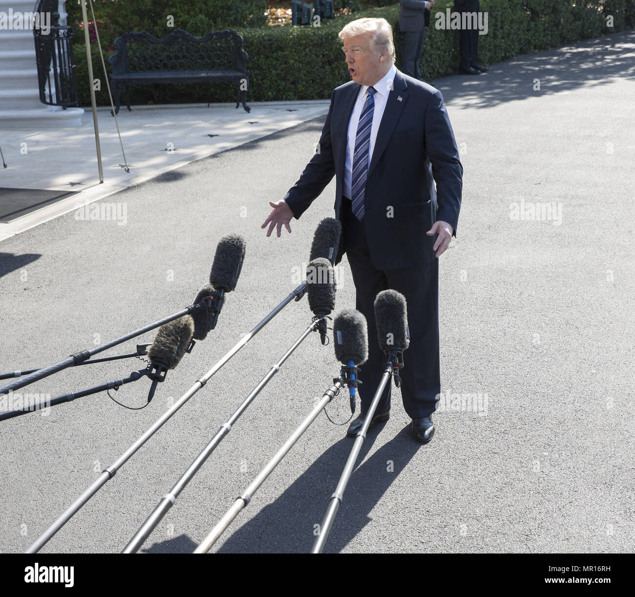 Washington, District de Columbia, Etats-Unis. 25 mai, 2018. Le Président des Etats-Unis, Donald Trump quitte la Maison Blanche pour participer à l'United States Naval Academy l'obtention du diplôme et la mise en service d'une cérémonie à Annapolis. Crédit : Chris Kleponis/CNP/ZUMA/Alamy Fil Live News Banque D'Images