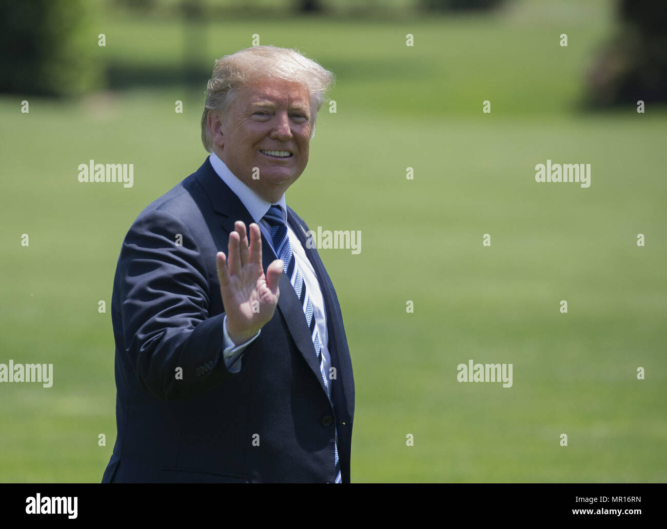 Washington, District de Columbia, Etats-Unis. 25 mai, 2018. Le Président des Etats-Unis, Donald Trump retourne à la Maison Blanche à Washington, DC Après avoir participé à l'United States Naval Academy l'obtention du diplôme et la mise en service d'une cérémonie à Annapolis. Crédit : Chris Kleponis/CNP/ZUMA/Alamy Fil Live News Banque D'Images