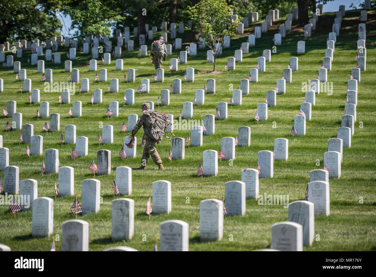 Virginie, USA, 25 mai 2018. Un soldat américain du Régiment d'infanterie 3d drapeaux américains à des endroits les pierres tombales dans l'article 38 au cours de drapeaux au au cimetière national d'Arlington pour marquer le Jour du Souvenir le 24 mai 2018 à Arlington, en Virginie. Dans les 60 ans de tradition plus de 1 000 soldats placé 234 537 drapeaux en face de chaque pierre tombale et d'un columbarium et de niche colonne murale dans le cimetière. Credit : Planetpix/Alamy Live News Banque D'Images