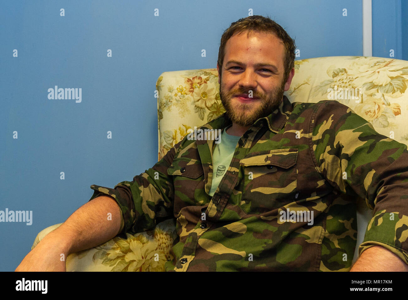 Schull, Irlande. 25 mai 2018. Photo de la Fastnet Film Festival vous a lieu le vendredi soir à Schull est Moe Dunford, connu pour ses rôles dans Vikings et son film 'Patricks Day'. Le MEO a dit qu'il était accablé par la chaleur dans le village de Schull et l'ambiance du festival du film était magique. Le festival se déroule jusqu'à dimanche. Credit : Andy Gibson/Alamy Live News. Banque D'Images