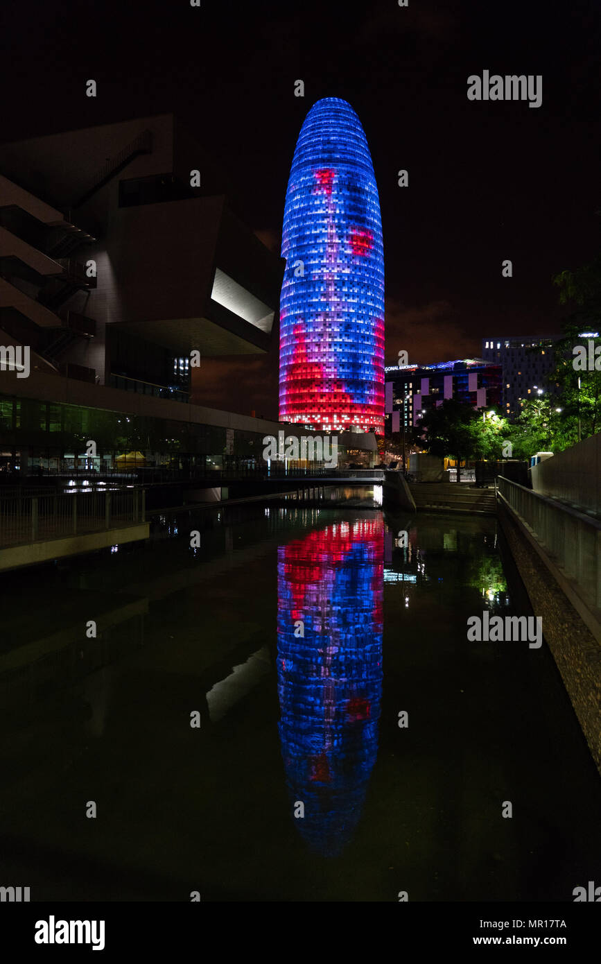 Museu del Disseny, Barcelone, 25 mai 2018. Le deuxième jour de OFFF (Let's Feed the Future) festival de Barcelone. Ce célèbre festival de conception est maintenant dans sa 18e année. Sur la photo : le site à Flories de nuit. Photo : Rob Watkins/Alamy Live News Banque D'Images