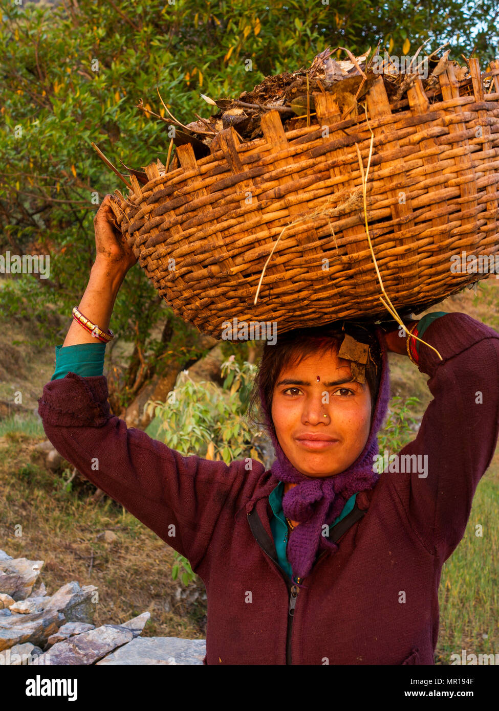 Jeune femme indienne à Kala Agar, village collines Kumaon, Uttarakhand, Inde Banque D'Images