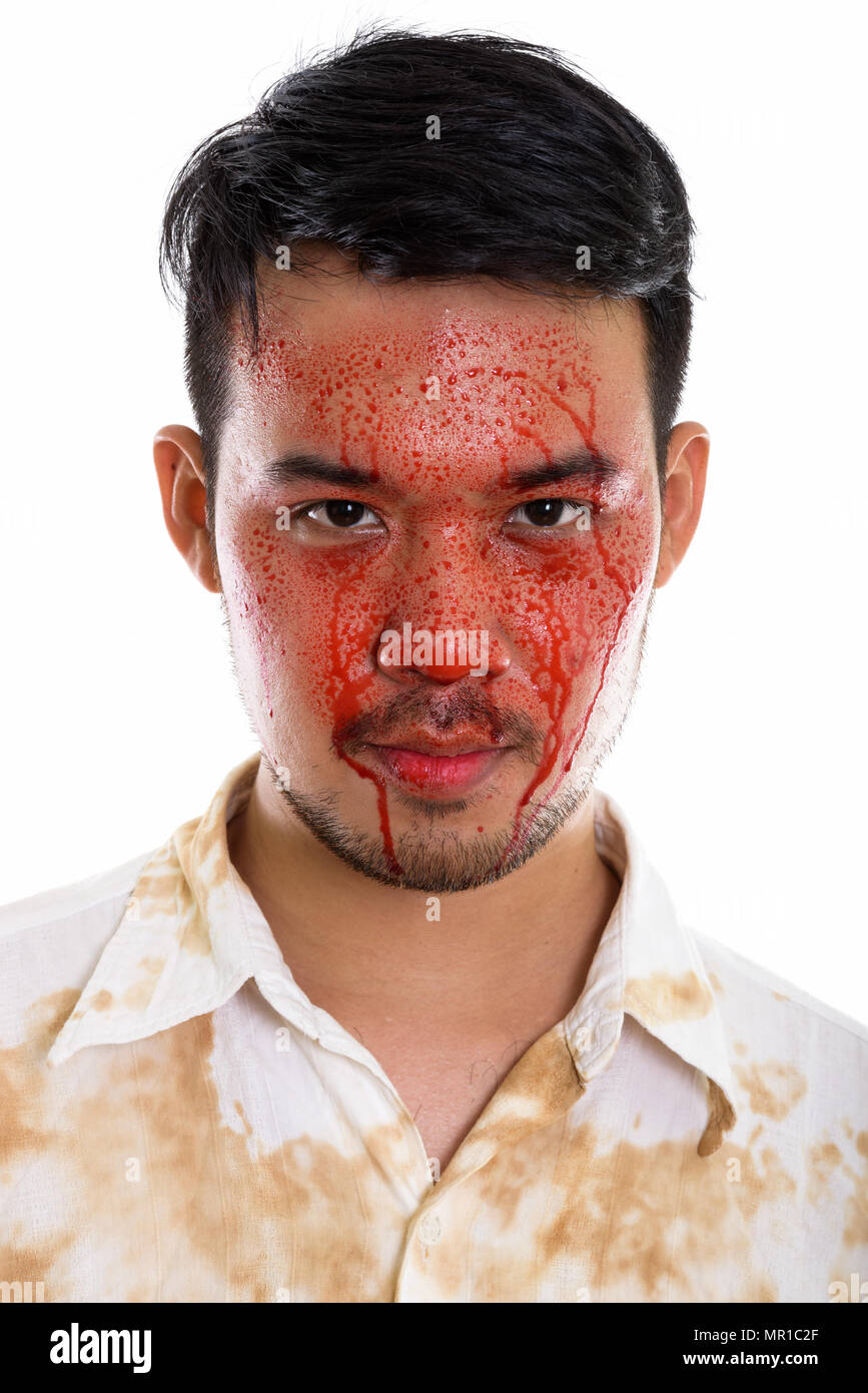 Face à l'effrayant homme asiatique fou avec du sang sur le visage Banque D'Images