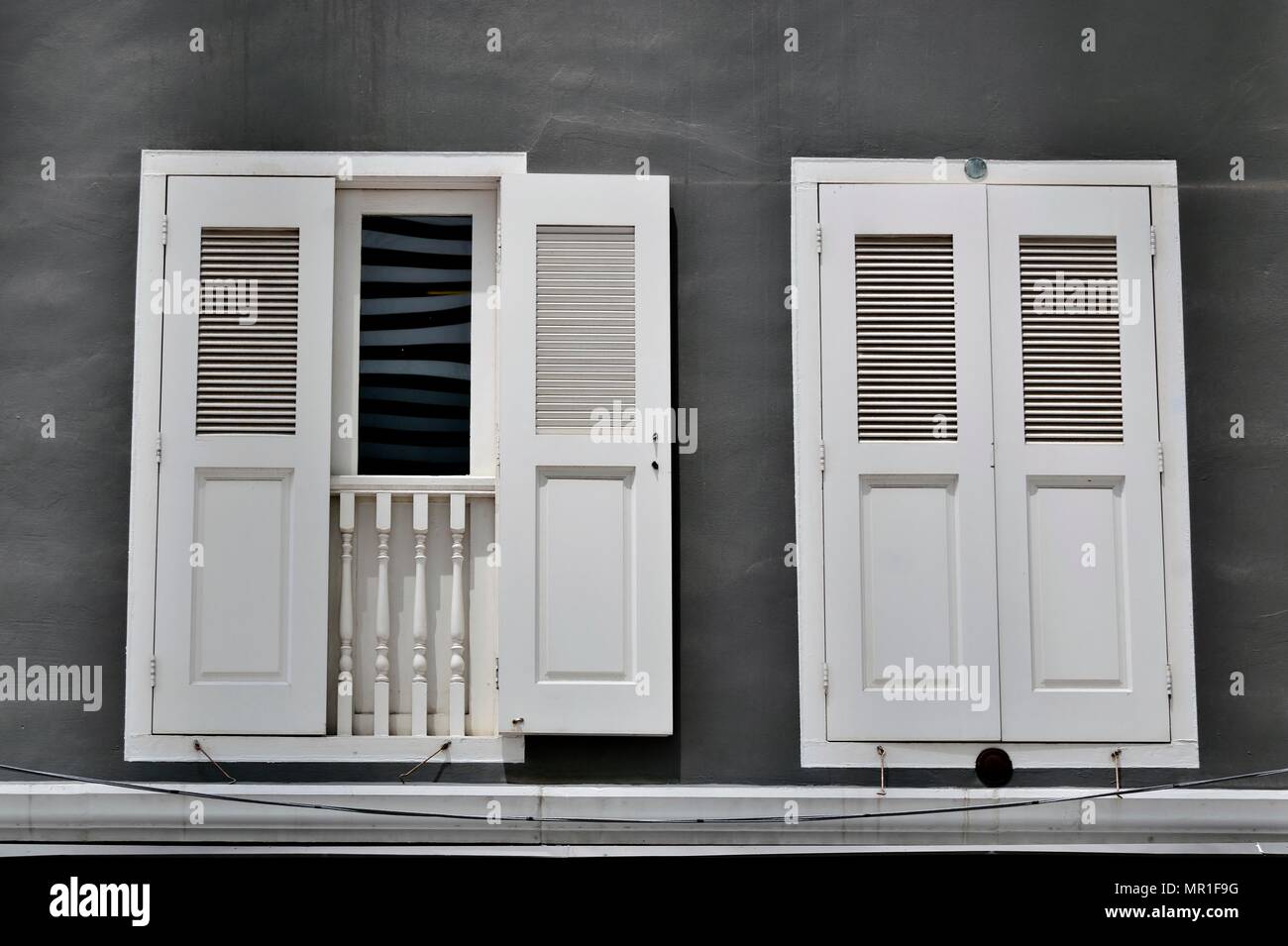 Maison traditionnelle vintage boutique Singapour avec des volets blancs et gris en extérieur historique de Chinatown Banque D'Images