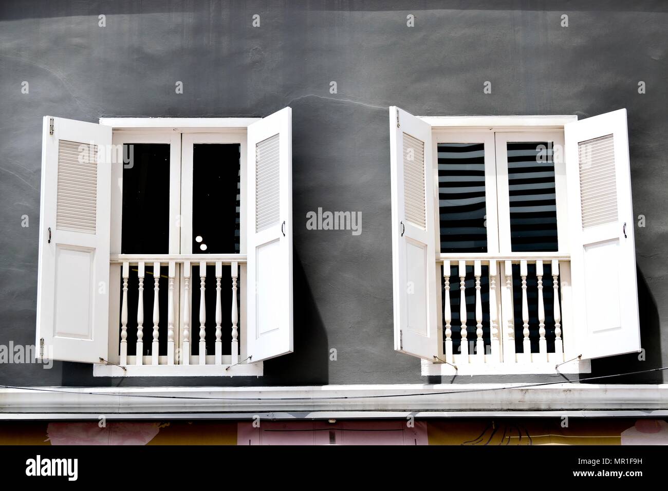 Maison traditionnelle vintage boutique Singapour avec des volets blancs et gris en extérieur historique de Chinatown Banque D'Images
