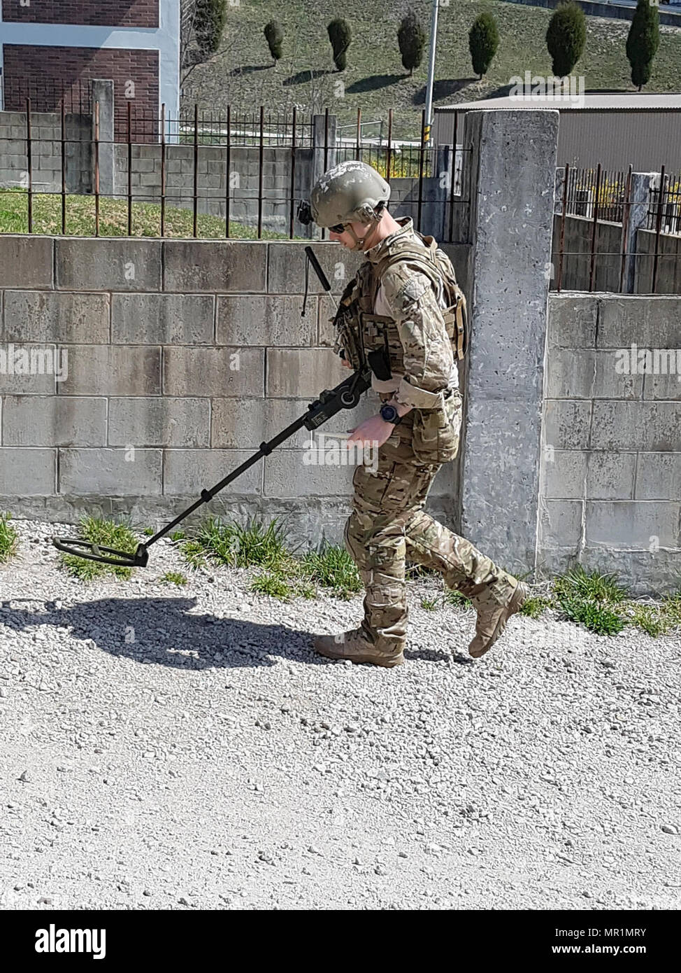 Tech. Le Sgt. Adam recherche Ana Piza simulation d'engins explosifs improvisés (IED) au cours de la neutralisation des explosifs et munitions (NEM) Formation au tir réel sur complexe Rodriguez le 12 avril 2017. Six équipes ont participé à deux personnes pour déterminer la meilleure équipe de neutralisation en Corée tout en maintenant leurs compétences pour "lutte ce soir." Banque D'Images