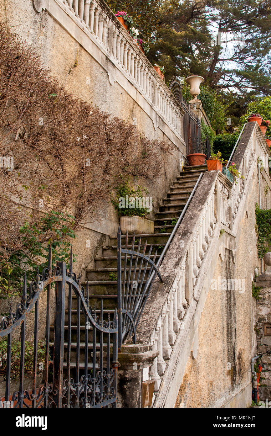 Belle escalier extérieur de l'ancienne villa italienne Banque D'Images