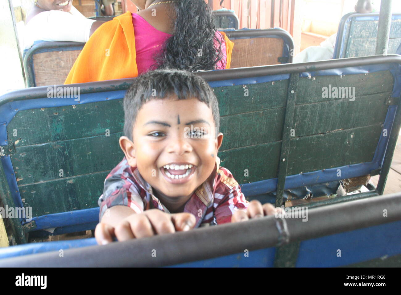 Petit garçon indien sur les eaux dormantes, Keralan Inde Banque D'Images