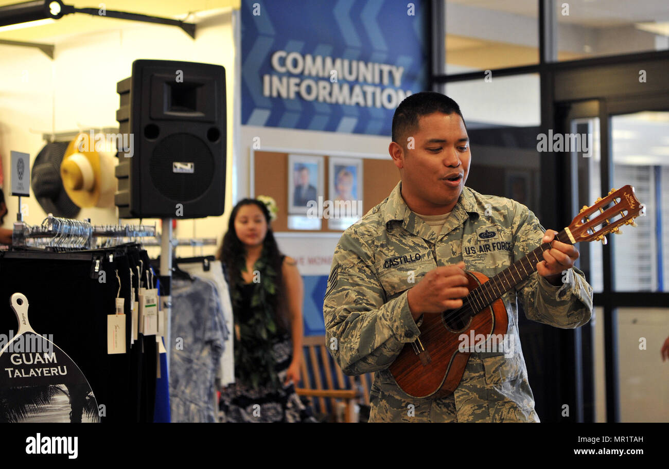 Le s.. Jonathan Castillo joue du ukulele à la cuisine asiatique et des îles du Pacifique peuvent kickoff mois 1, 2017, à Beale Air Force Base, en Californie. Le mois célèbre la culture et l'histoire des Américains d'origine asiatique et des îles du Pacifique.(U.S. Air Force photo/Navigant de première classe Tristan D. Viglianco) Banque D'Images