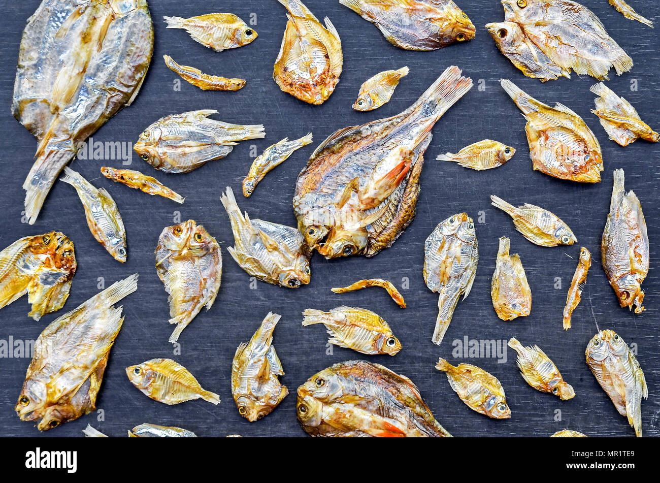 Le poisson sec et ensoleillé sur plancher en bois noir, de petits poissons séchés et le modèle de poisson séché, vue de dessus de sécher le poisson sur la table Banque D'Images