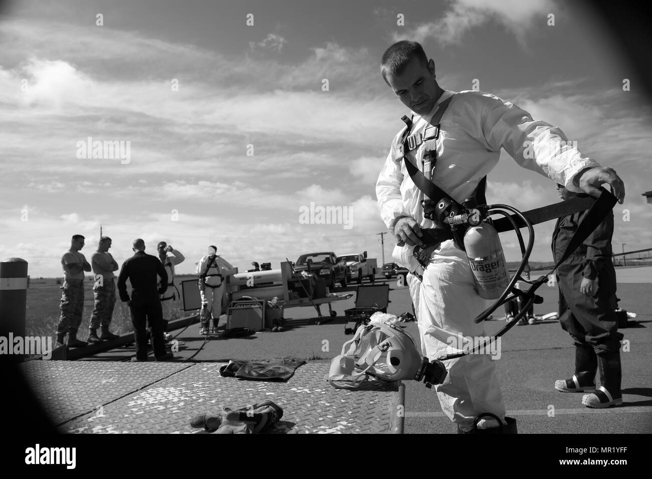 Airman Senior Charles Burkhardt, 9e Escadron de génie civil et de l'eau alimente l'entretien des systèmes, l'équipement de protection personnelle dons avant qu'il entre dans un espace clos pendant un exercice à Beale Air Force Base, en Californie, le 27 avril 2017. Les EPI d'entrée dans un espace clos peut inclure un full body suits, harnais de sécurité, des bottes en caoutchouc, des gants, des bouteilles d'oxygène et des masques à gaz. (U.S. Air Force photo par un membre de la 1re classe Justin Parsons/libérés) Banque D'Images