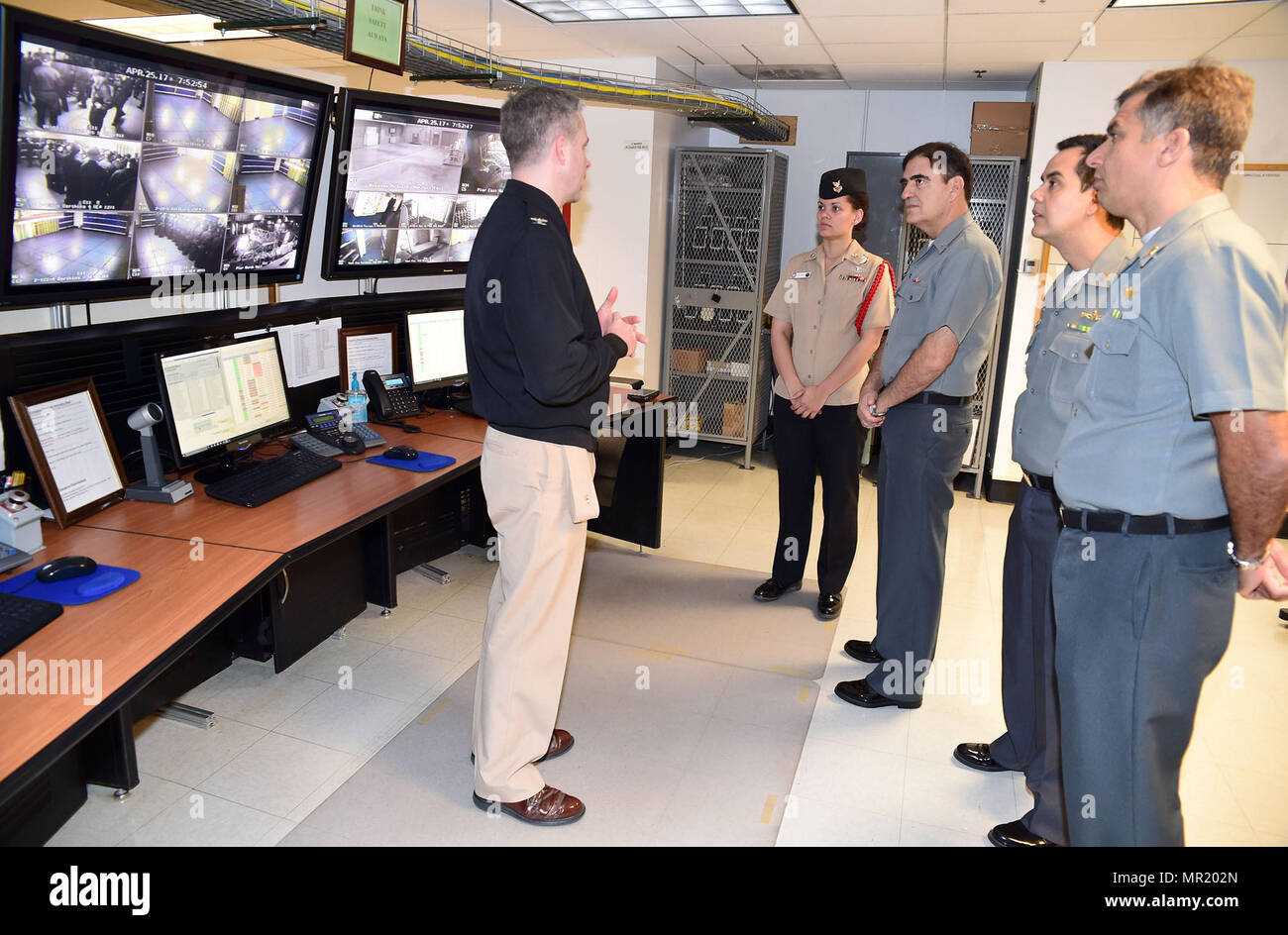 Grands Lacs, Ill., (25 avril 2017) Le capitaine Michael S. Garrick, commandant du Commandement de l'instruction des recrues (RTC) explique la Master Control Room de la Marine américaine, le USS simulateur le plus grand Trayer (CEST 21), de Vice-amiral. Antonio Fernando Garcez Faria, chef de la marine brésilienne, lors d'une tournée de formation des recrues (RTC) ici, le 25 avril. Trayer est un 210 mètres de long le destroyer de classe Arleigh Burke où réplique recrute sur poste de combat, une exténuante 12 heures point culminant de la formation de base et la dernière évolution recrute accomplir avant l'obtention de leur diplôme. (U.S. Photo par Scott A. Marine Banque D'Images