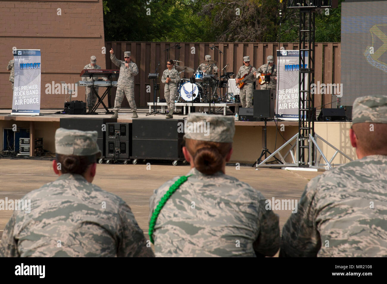 Le conseiller-maître Sgt. Ryan L. Carson, surintendant et un chanteur, points sur la foule lors d'une performance à l'Air Force du Cadre d'instruction militaire de base BBQ annuel. L'United States Air Force Band's premier rock band, Max Impact et leur début d'une chanson et la vidéo écrite spécialement pour la 37e Escadre de formation militaire de base d'instructeurs et personnel de soutien. Cela a été écrit comme une reconnaissance et les remercier de leur service et de la mission, "Transformer en civils motivés, disciplinés warrior aviateurs avec la fondation de servir dans l'Armée de l'air de plus grande du monde." Le premier a eu lieu o Banque D'Images