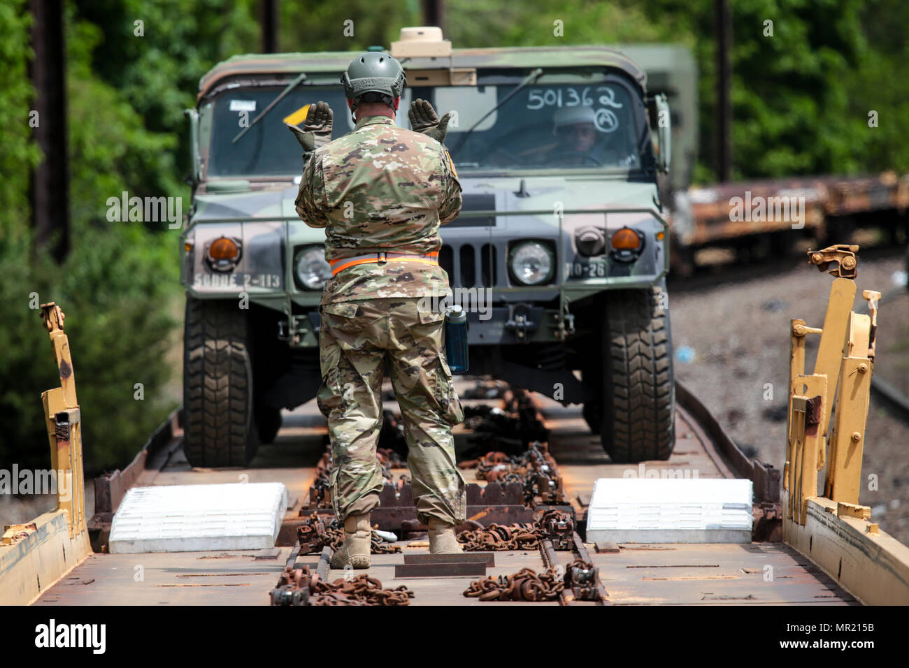 Un soldat de l'Armée américaine à partir de la New Jersey Army National Guard's 50th Infantry Brigade Combat Team dirige un véhicule sur un wagon à Morrisville, à Morrisville, en Pennsylvanie, le 2 mai 2017. Plus de 700 véhicules et remorques sont dirigés vers Fort Pickett, en Virginie, pour l'Armée de la Garde nationale d'entraînement au combat eXportable 17-01 exercice de capacité. (U.S. Air National Guard photo par le Sgt. Matt Hecht/libérés) Banque D'Images