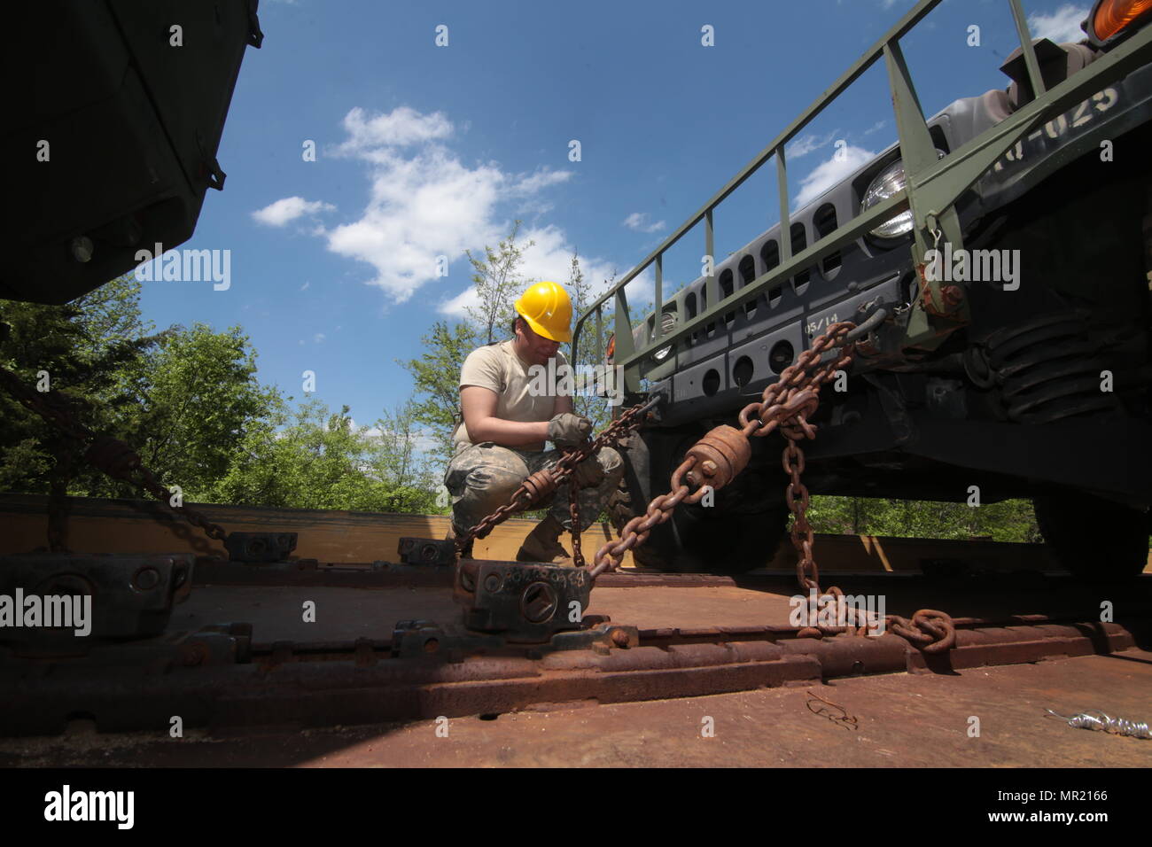 Un soldat de l'Armée américaine à partir de la New Jersey Army National Guard's 50th Infantry Brigade Combat Team obtient un véhicule sur un wagon à Morrisville, à Morrisville, en Pennsylvanie, le 2 mai 2017. Plus de 700 véhicules et remorques sont dirigés vers Fort Pickett, en Virginie, pour l'Armée de la Garde nationale d'entraînement au combat eXportable 17-01 exercice de capacité. (U.S. Air National Guard photo par le Sgt. Matt Hecht/libérés) Banque D'Images