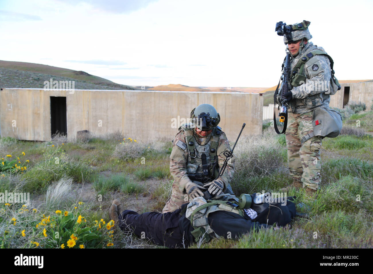 Des soldats américains de la 20ème commande CBRNE, vous pouvez simuler un ennemi tué au cours d'un exercice d'entraînement situationnel (STX) lane au centre de formation de Yakima, Yakima, Washington, le 28 avril 2017. Les derniers jours de la cours de Dirigeants CBRNE sont constitués de voies STX que d'évaluer ce que les soldats' appris tout au long de la durée du cours. (U.S. Photo de l'armée par le Sgt. Kalie Jones) Banque D'Images