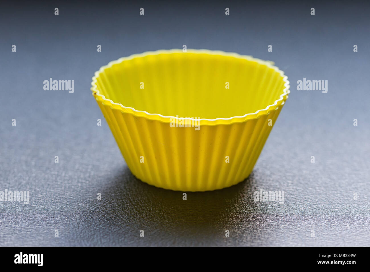 Moules Silicone cupcake colorés sur le fond en bois bleu Banque D'Images