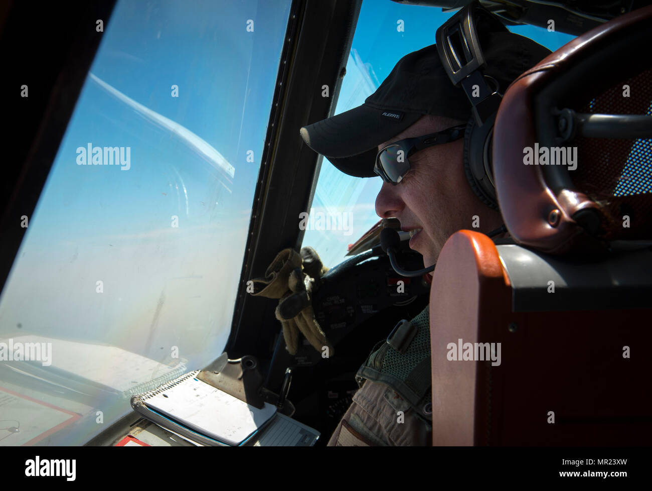 Le Lieutenant Commandant de la Marine américaine Brandon Elliott, un P-3C Orion pilote désigné pour l'Escadron de patrouille QUARANTE-SIX (VP-46), vole une mission de routine dans le cadre de l'opération peut résoudre inhérent 2, 2017. Le P-3C a avancé de détection de sous-marins comme les sesmeZnsors et fréquence allant de bouées acoustiques et détection des anomalies magnétiques de l'équipement. Le système d'avionique est intégré par un calculateur numérique à usage général qui prend en charge l'ensemble des écrans, moniteurs tactique et lance automatiquement explosées et fournit de l'information de vol aux pilotes. (U.S. Photo de l'Armée de l'air par le sergent. Michael batailles) Banque D'Images