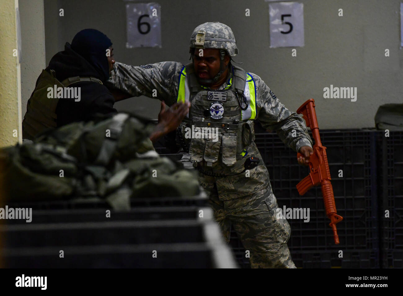 U.S. Air Force Tech. Le Sgt. Eric Young, 51e Escadron des Forces de sécurité, le sergent de l'US Air Force se débat Tech. Le Sgt. Michael Denson, 51e défenseur de l'ESF, au sol pendant l'exercice Beverly Sentinel 17-1 à Osan Air Base, République de Corée, le 4 mai 2017. Avec succès les jeunes maîtrisé et retenu Denson après un bref corps à corps lutte, mettant fin à la chasse à l'homme et ouvrir la voie pour le personnel médical pour traiter les aviateurs avec simulation de blessures causées par le tireur actif. (U.S. Photo de l'Armée de l'air par le sergent. Victor J. Caputo) Banque D'Images