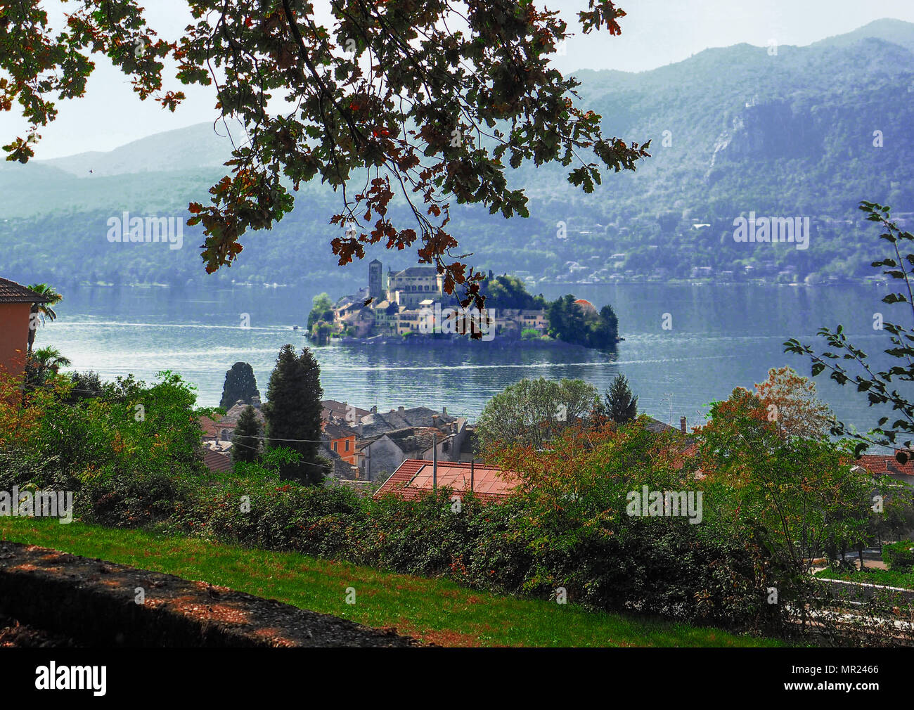 Île de San Giulio au milieu du lac Orta des montagnes environnantes. Italia Banque D'Images