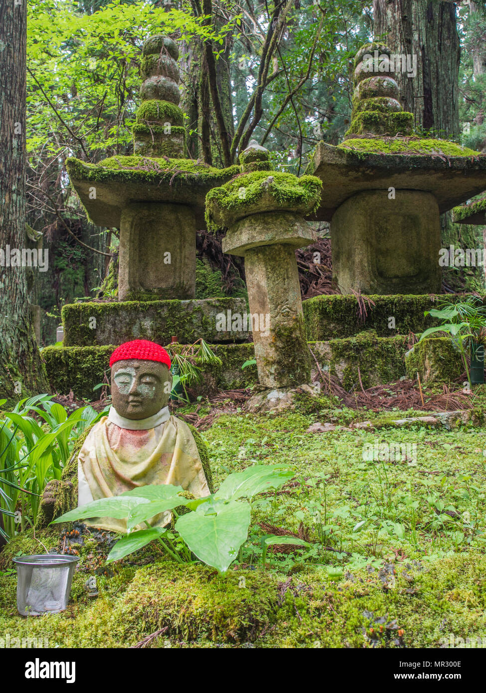 Statue Jizo Bosatsu et moss couverts gorinto cinq étages, stupas, pierres tombales, Okunoin memorial, Koya-san, préfecture de Wakayama, Japon Banque D'Images