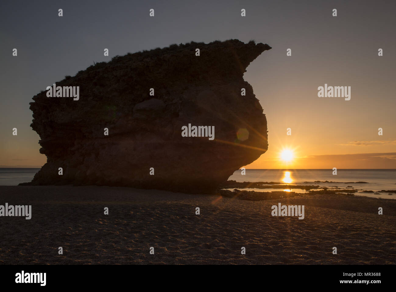 Lever de soleil sur la plage des morts de Carboneras, Almeria Banque D'Images