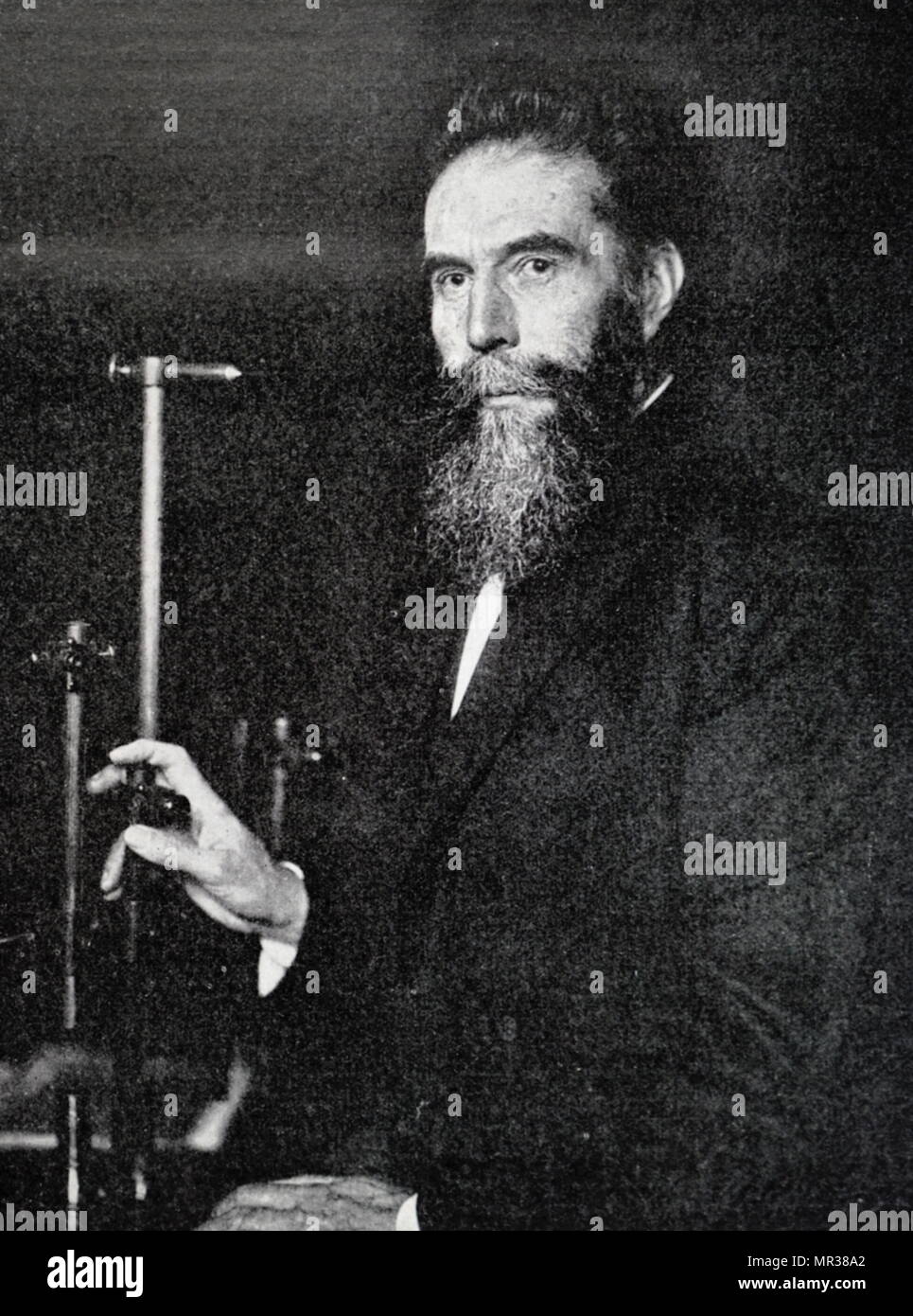 Photographie de Wilhelm Röntgen (1845-1923), un physicien et ingénieur mécanique allemande, qui a produit et détecté des radiations électromagnétiques dans une gamme de longueur d'onde connue sous le nom de Rayons X Rayons Röntgen. En date du 19e siècle Banque D'Images