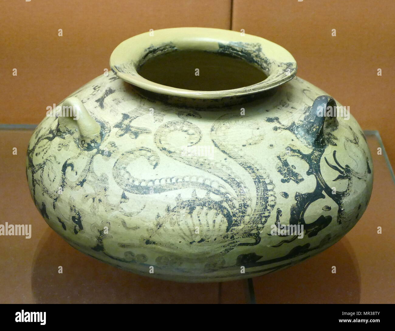Poterie mycénienne alabastron pommade (JAR), avec des représentations d'argonautes et algues. 1500-1450 BC. La Grèce mycénienne (ou civilisation mycénienne) a été la dernière phase de l'âge du bronze en Grèce antique (ch. De 1600 à 1100 avant J.-C.). C'est la première civilisation avancée en Grèce continentale, avec ses membres, l'organisation urbaine de palais, les œuvres d'art et écriture Banque D'Images