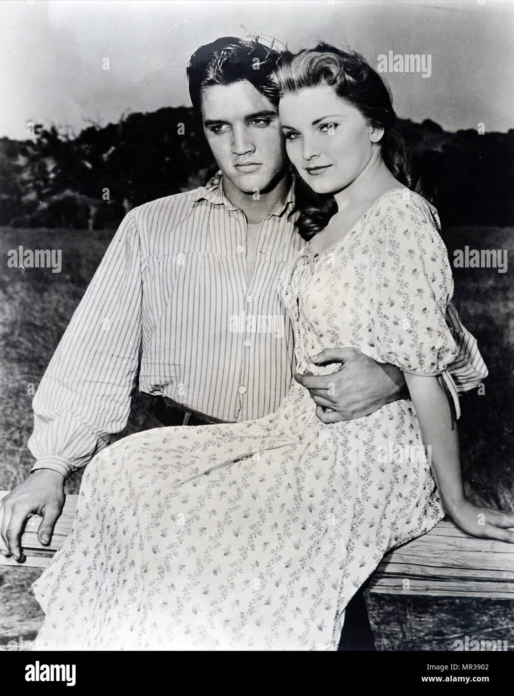 Photo d'Elvis et Priscilla Presley alors que sur l'ensemble de "Love Me Tender". Elvis Presley (1935-1977) un chanteur, musicien et acteur. Priscilla Presley (1945-), une actrice américaine et d'affaires. En date du 20e siècle Banque D'Images