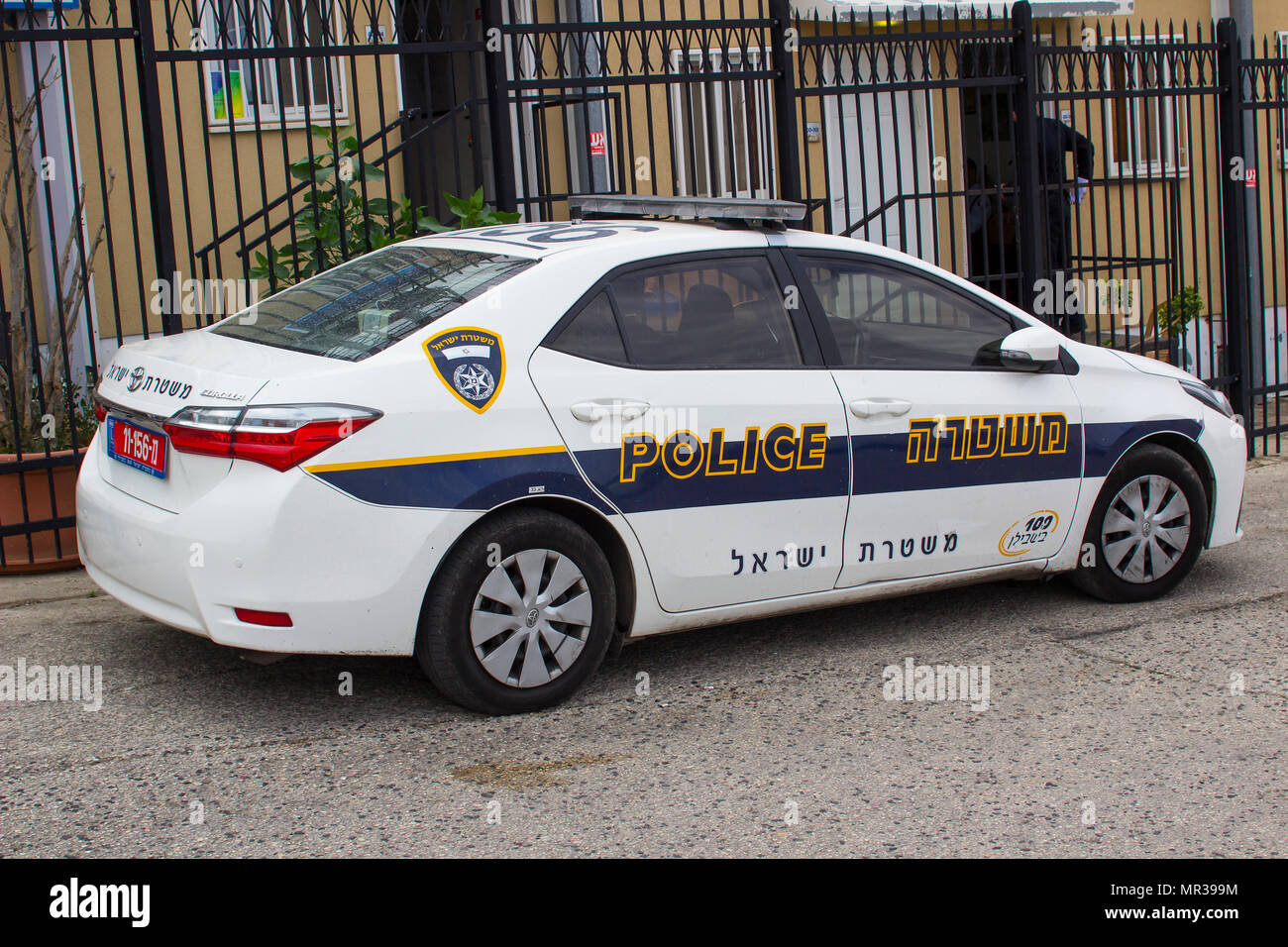 8 mai 2018 une Toyota Corolla voiture à force de police à visibilité hi livery stationné à l'extérieur d'un poste de police sur le Mont des Oliviers à Jérusalem Israël Banque D'Images