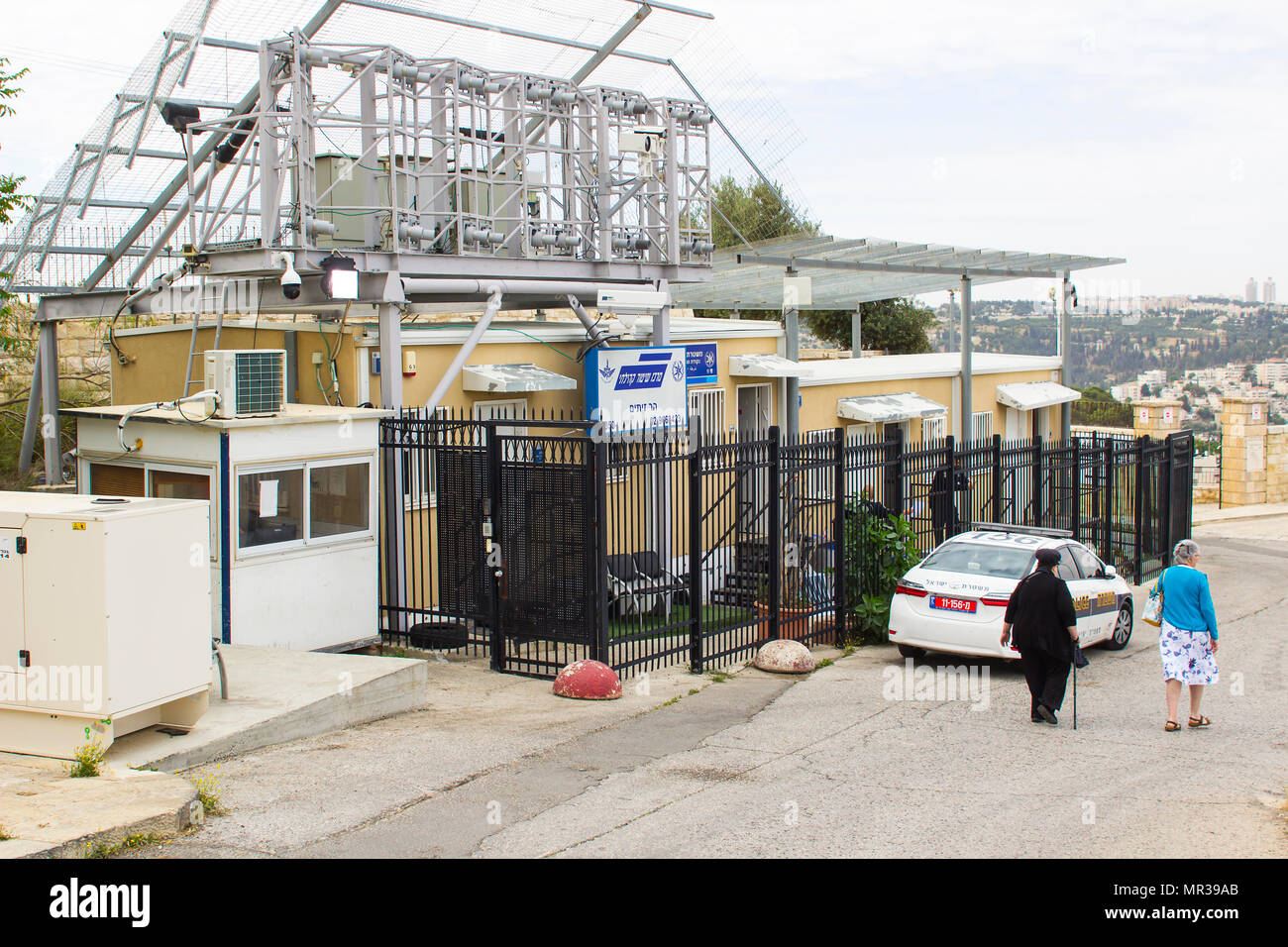 8 mai 2018 une Toyota Corolla voiture à force de police à visibilité hi livery stationné à l'extérieur d'un poste de police fermé sur le Mont des Oliviers à Jer Banque D'Images