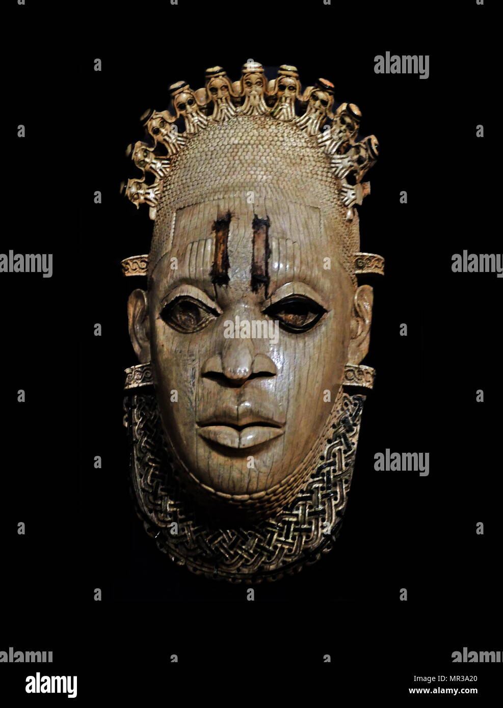 Bénin masque en ivoire, représentant la reine d'IDIA, la mère d'Esigie, l'Oba du Bénin qui a régné de 1504 à 1550. Elle a joué un rôle très important dans l'ascension et le règne de son fils. Elle a été décrite comme un grand guerrier. Le Bénin, le Nigeria (16ème siècle) Banque D'Images