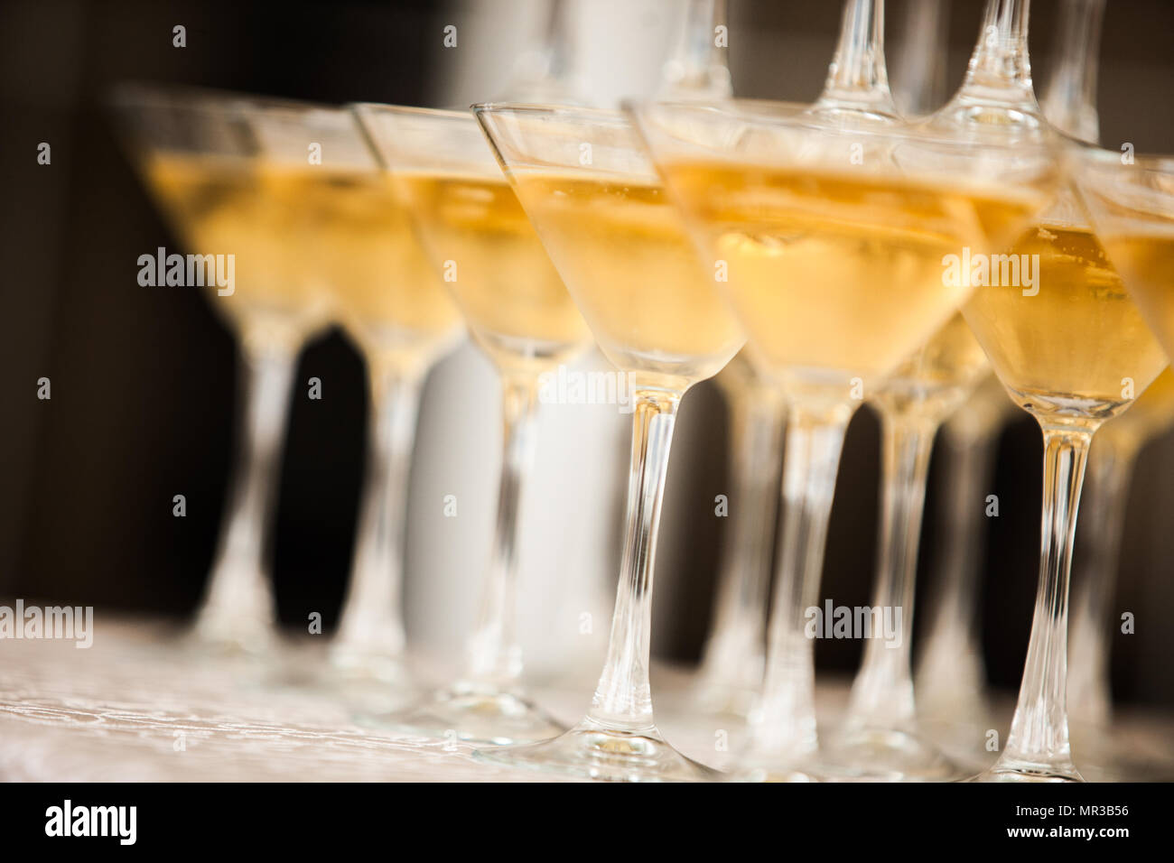 Pyramide de wineglasses avec vin blanc étincelaient sur l'événement Banque D'Images