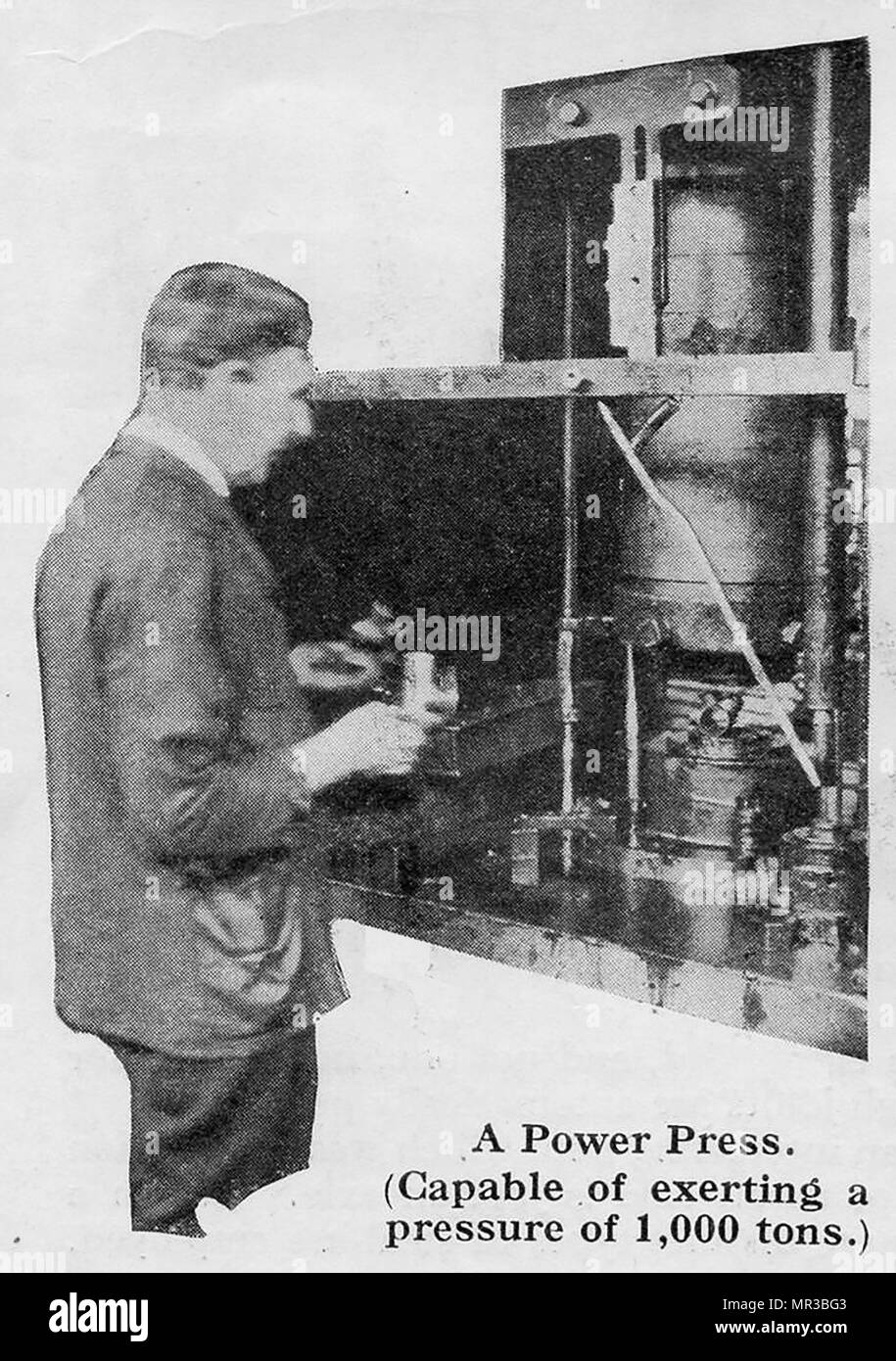 1932 Construction de la main des bicyclettes à l'usine de Raleigh à Nottingham, Angleterre UN Sturmey Archer gear composant. Travailleur homme l'exploitation d'une alimentation appuyez sur Banque D'Images