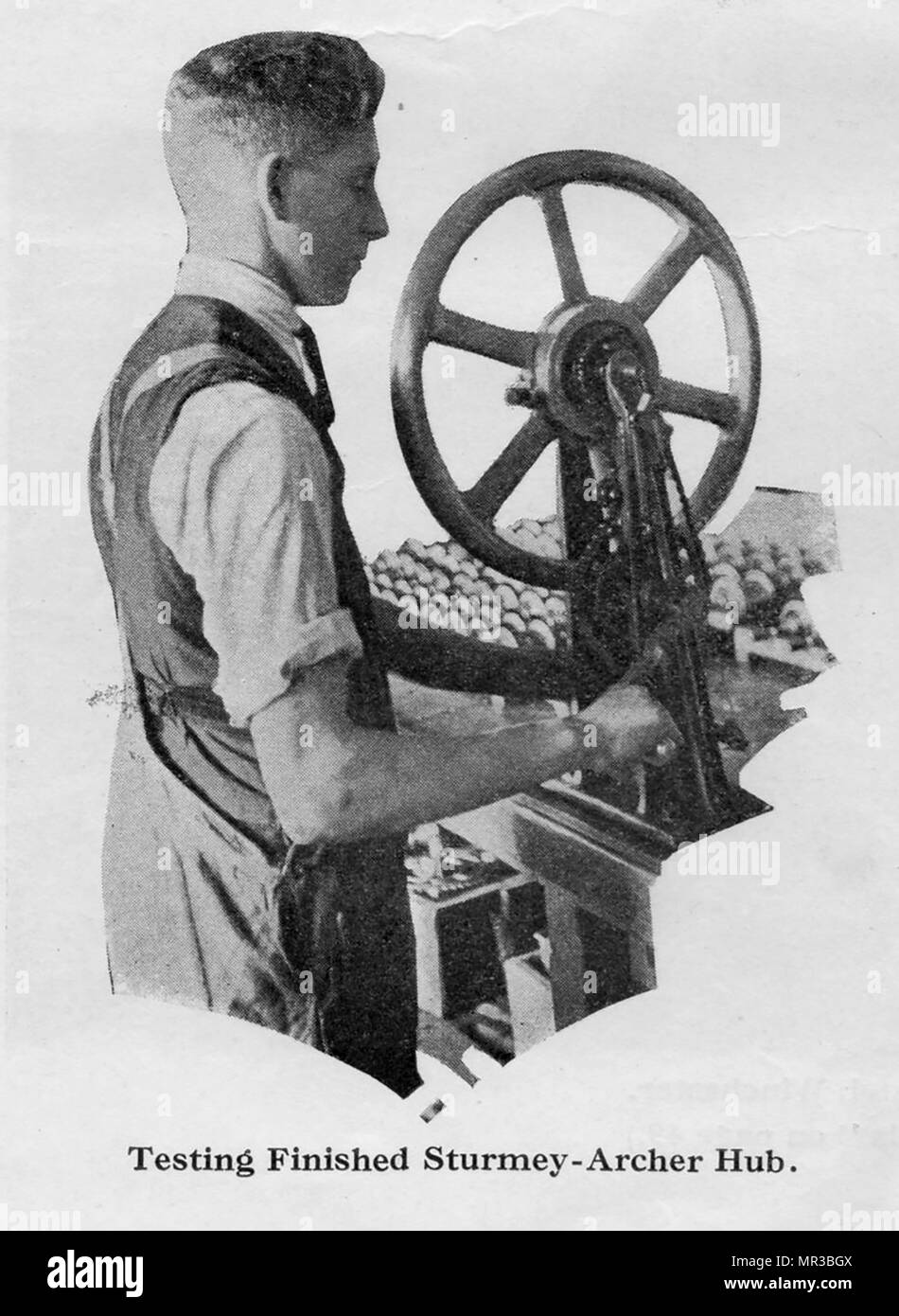1932 Construction de la main des bicyclettes à l'usine de Raleigh à Nottingham, Angleterre UN Sturmey Archer gear composant. Un travailleur se termine et essais un moyeu de roue Banque D'Images