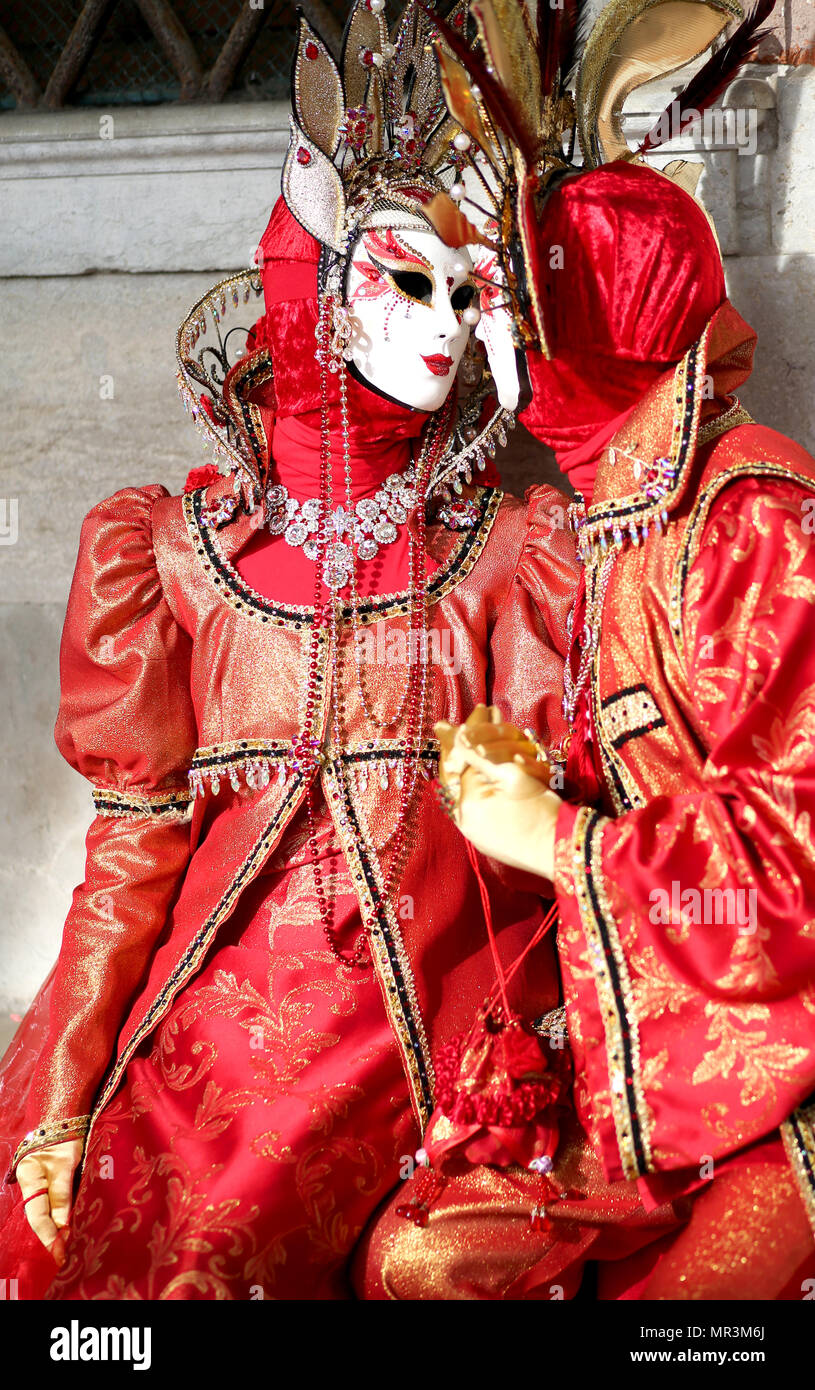 Venise, Italie - 5 Février, 2018 : deux amoureux en costume rouge masque pendant le Carnaval Festival près de la Place Saint Marc Banque D'Images