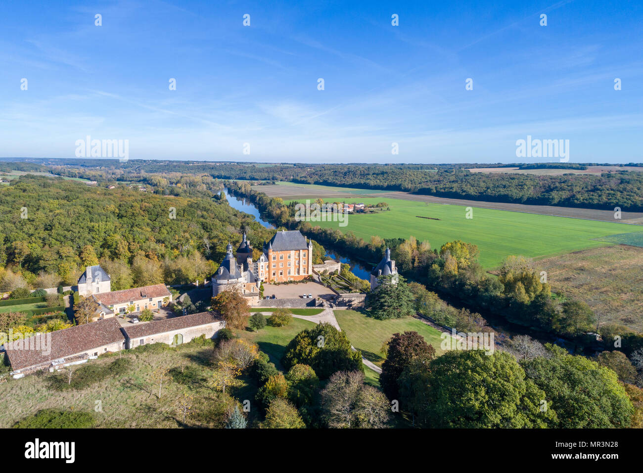 France, Vienne, bonnes, le château de Touffou sur les berges de la Vienne (vue aérienne) // France, Vienne (86), bonnes, le château de Touffou sur les rives de la V Banque D'Images