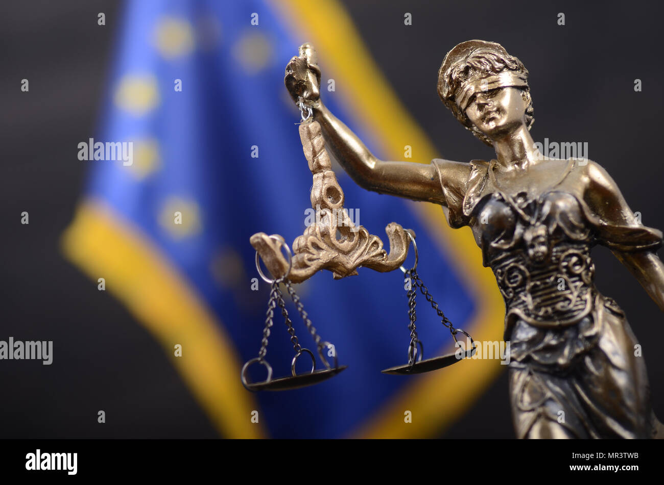 La loi et la justice, la légalité concept, balance de la Justice, Dame Justice en face de l'Union européenne drapeau dans l'arrière-plan. Banque D'Images