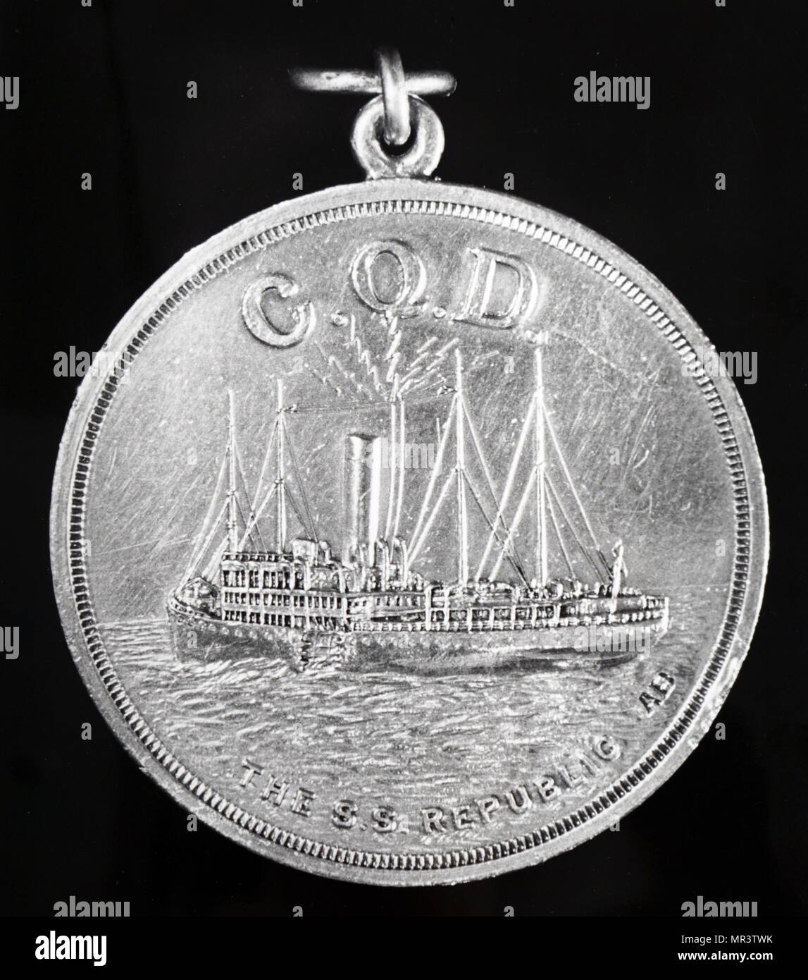 Médaille d'argent frappée pour commémorer le premier sauvetage en mer sur le lieu de l'incident provoqué par un message envoyé par la télégraphie sans fil - 24 janvier 1909. La photo montre le SS Republic, après avoir été frappé à côté par les SS Baltic l'envoi d'un message. L'appel d'urgence a été C.Q.D. signer avant S.O.S. a été adopté. En date du 20e siècle Banque D'Images
