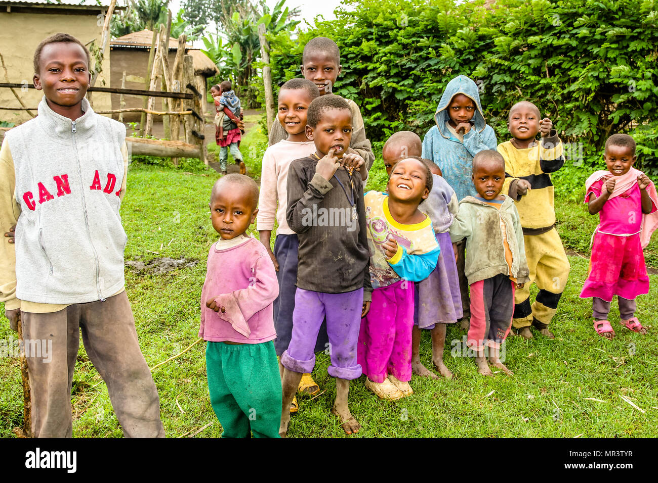 Arusha, Tanzanie.- 2 janvier 2013 : les enfants d'Ilkidinga, Waarusha Masai village sur les pentes du Mont Meru Banque D'Images