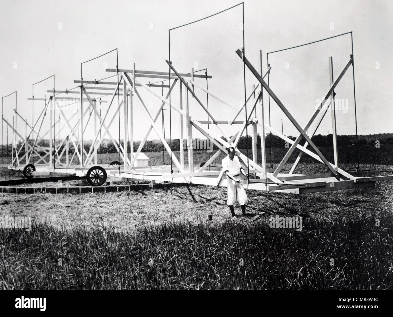 Photographie de Karl Jansky et son système d'antenne radio directorial.  Karl Guthe Jansky (1905-1950) et le physicien américain qui a découvert  l'ingénieur radio les ondes radio provenant de la Voie lactée. En