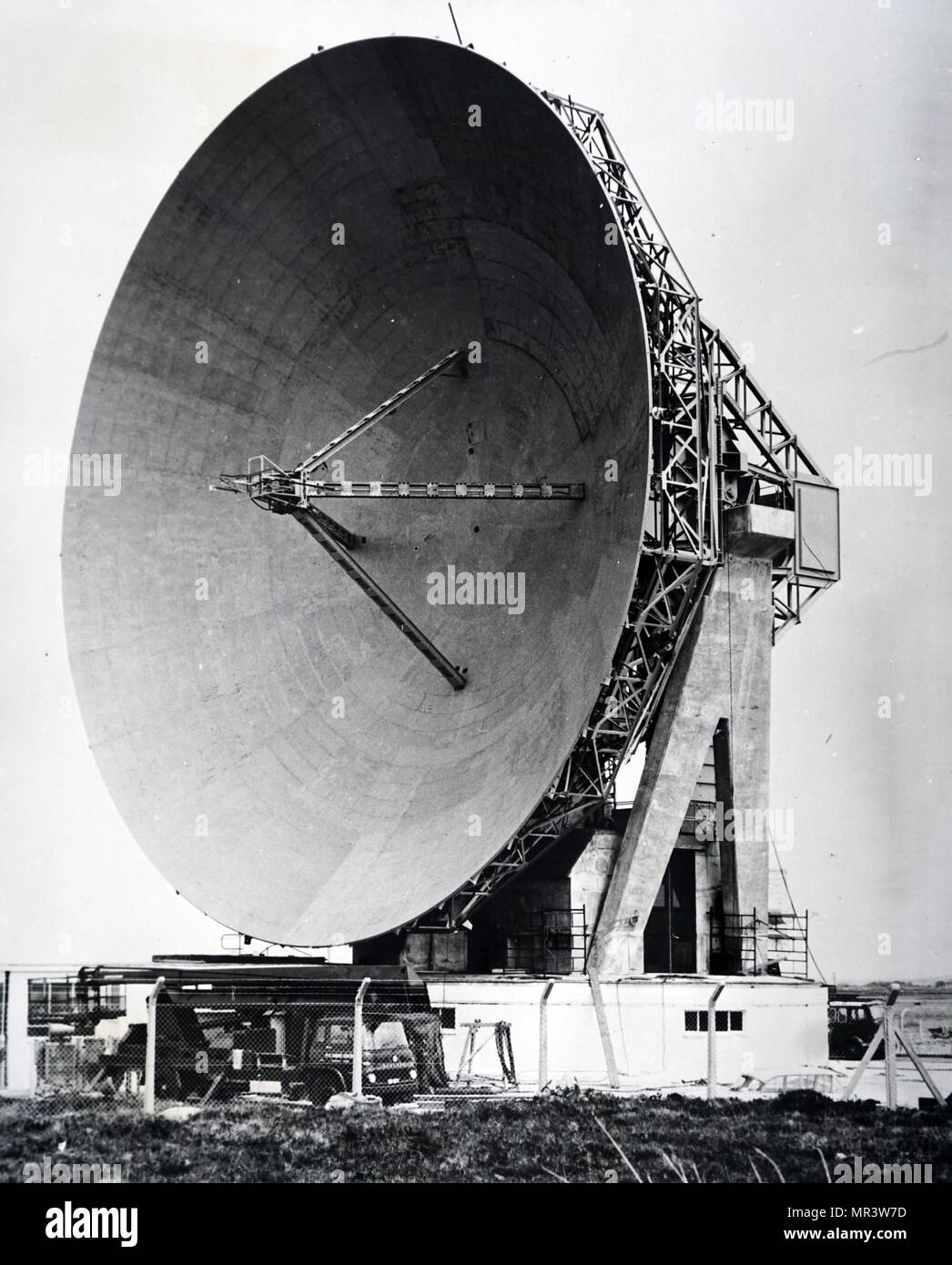 Photographie de la parabole utilisée dans l'expériences de communications avec le satellite Telstar situé à Goonhilly Downs, à l'Angleterre Banque D'Images