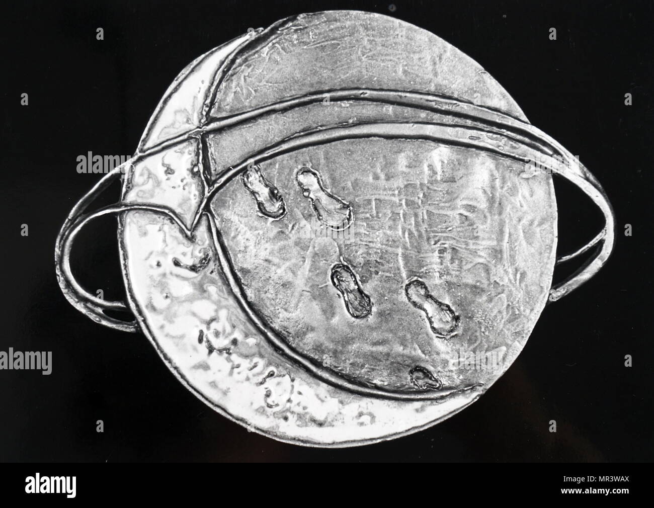 Médaille frappée pour commémorer le premier humain mesures prises sur la lune. Les heures, minutes et secondes sont donnés à l'heure de Paris. En date du 20e siècle Banque D'Images